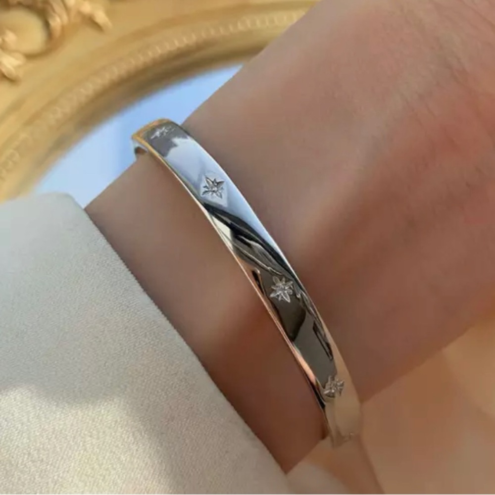 Silver open cuff star bracelet